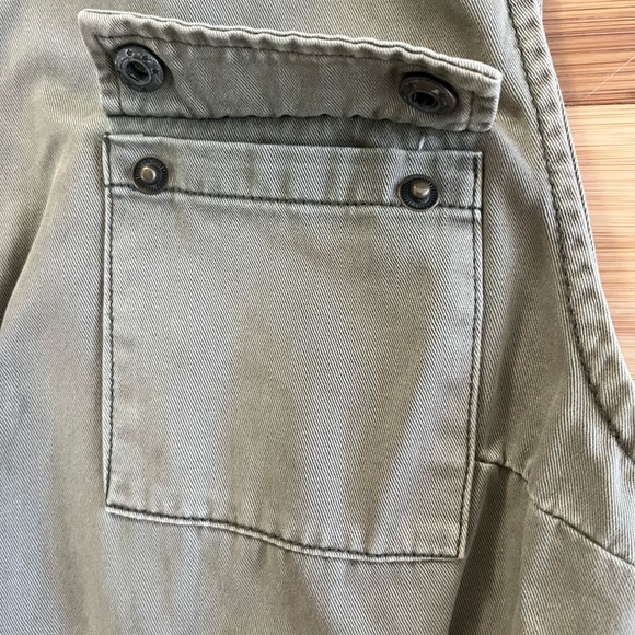 Vest - olive green, with four button pockets - great condition cargo style - Picture 3 of 6